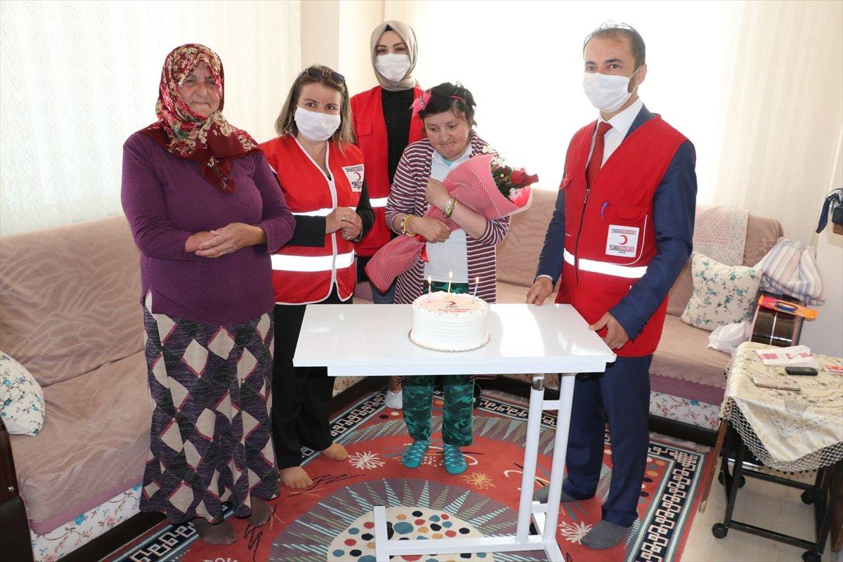 Engelli eşi ile çocuğuna bakan engelli anneye ziyaret