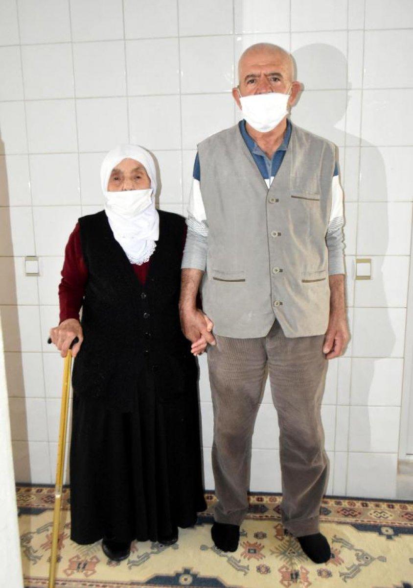 İzmir'de yaşayan 106 yaşındaki Fadime Nine orucunu bırakmıyor