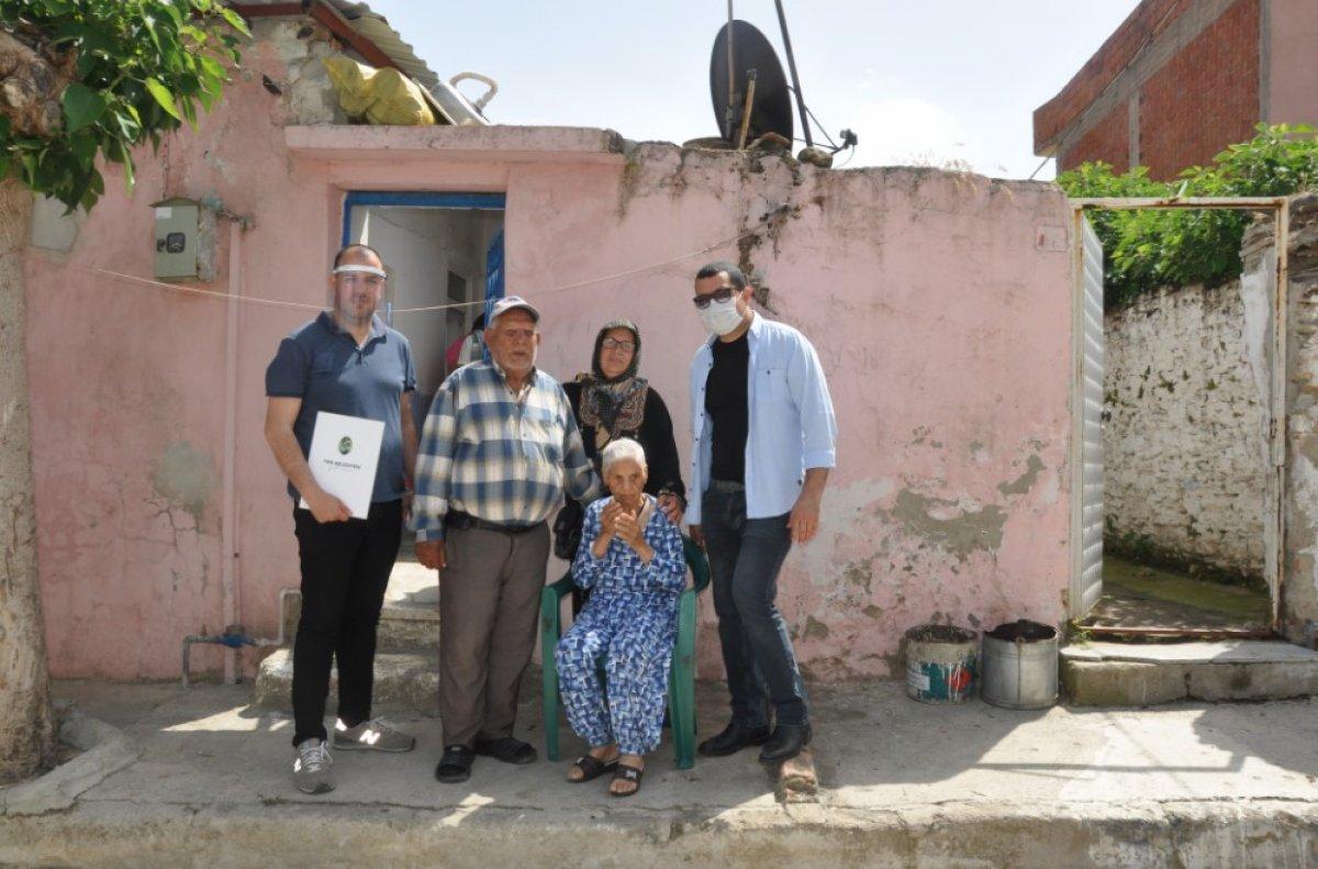 İzmir'de 4 saatlik izinde ayakkabı boyamaya çıktı