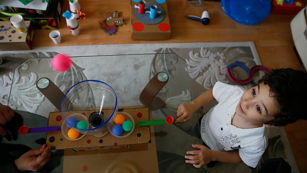 Uyku sorunu çeken oğlu için oyunlar yaptı