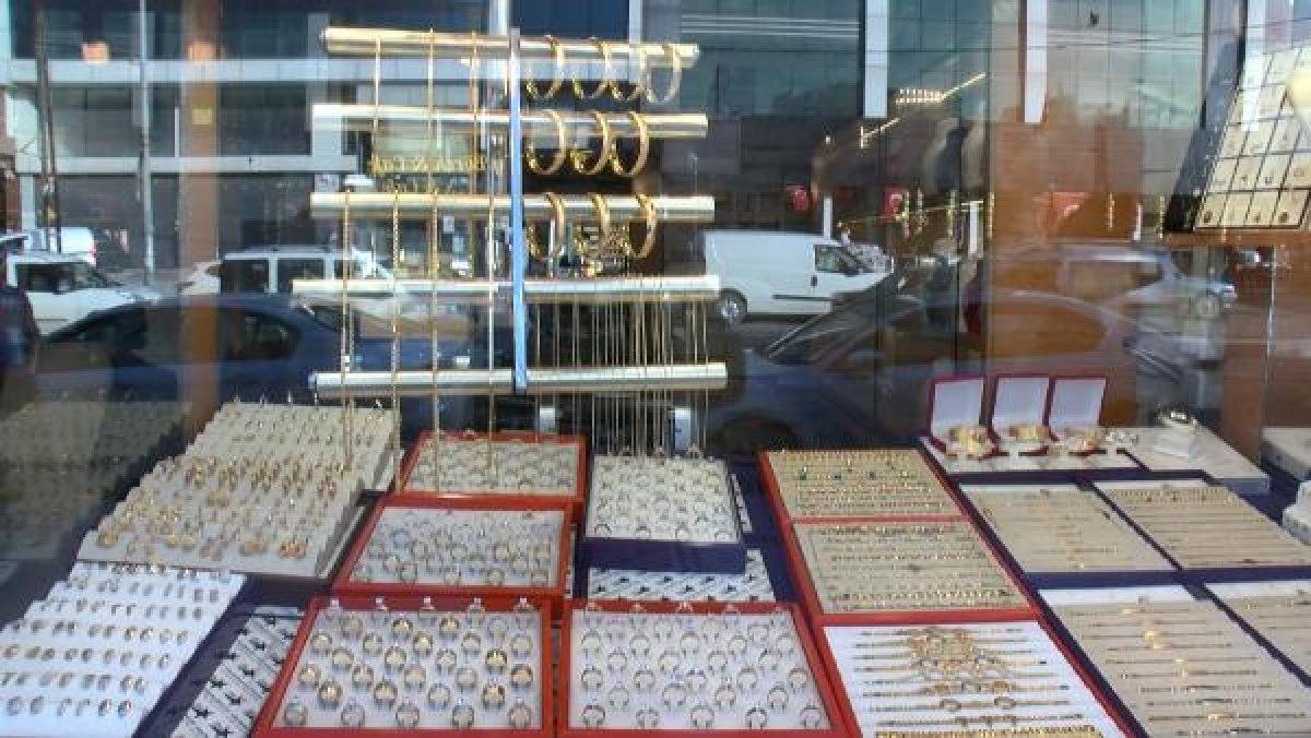 200 bin lira değerindeki yüzük tablasını çaldı