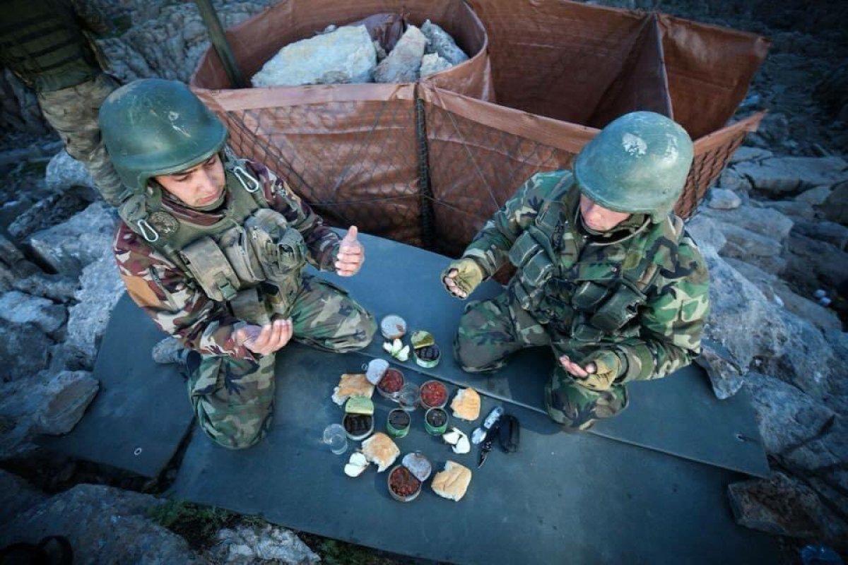 Asker nöbette iftar açıyor