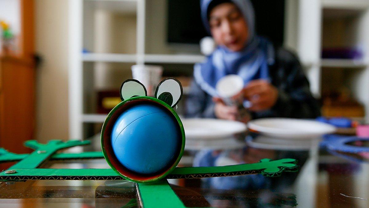 Uyku sorunu çeken oğlu için oyunlar yaptı