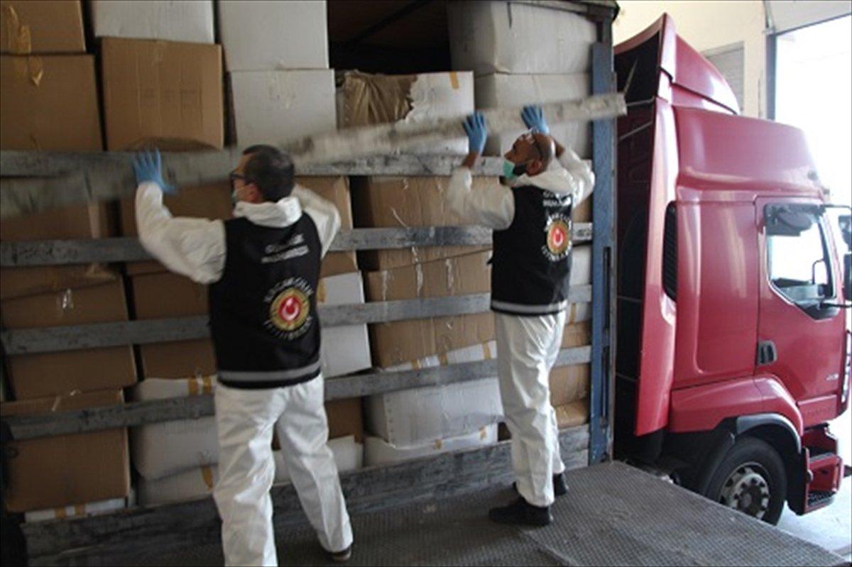 Avrupa'ya giden tırda 573 bin 750 maske ele geçirildi