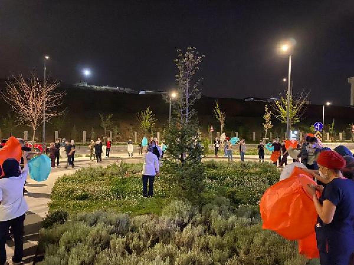 Koronanın bitmesi için gökyüzüne dilek feneri bıraktılar