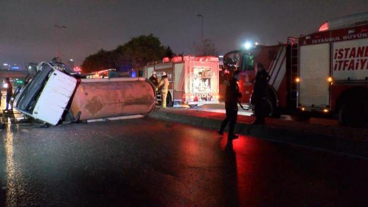 Başakşehir'de vidanjör yan yattı:1 yaralı