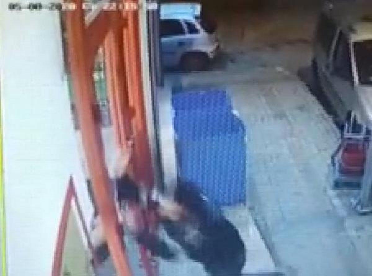 Güngören'de, marketten çıkan kasiyere saldırı