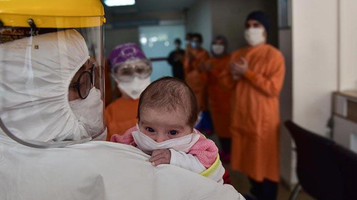 45 günlük Amine bebeğe maske takıldı