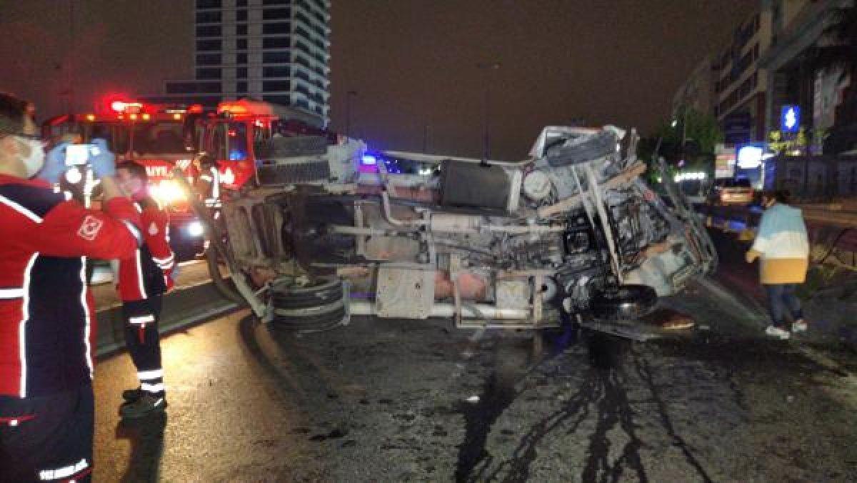 Başakşehir'de vidanjör yan yattı:1 yaralı