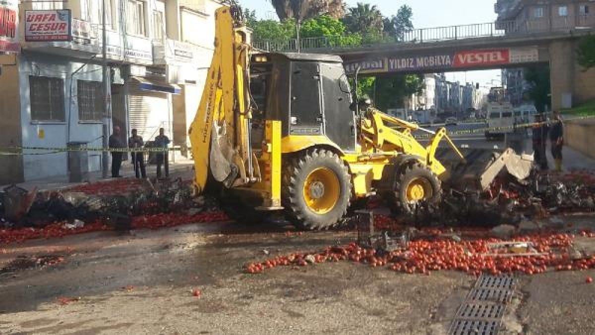 Şanlıurfa'da devrilen kamyonun sürücüsü öldü
