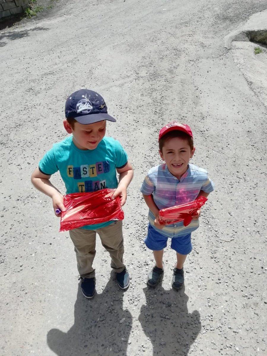 Öğretmenler kamyonetle dolaşıp öğrencilerle hasret giderdi