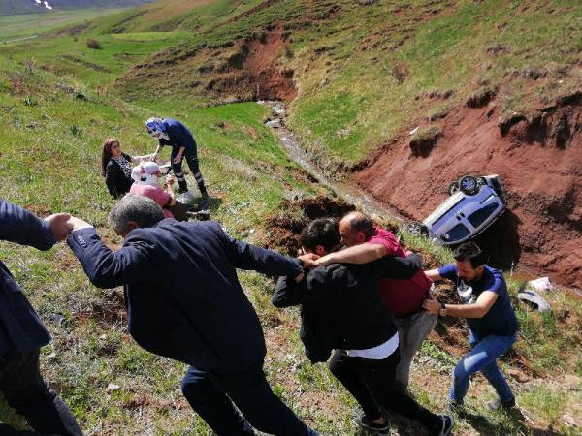 Ağrı'da, hafif ticari araç şarampole devrildi: 6 yaralı