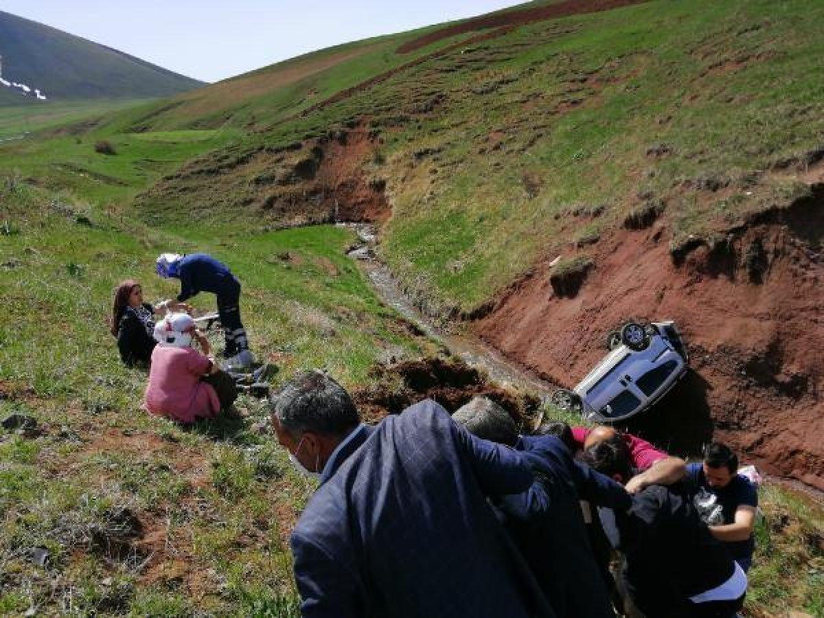 Ağrı'da, hafif ticari araç şarampole devrildi: 6 yaralı