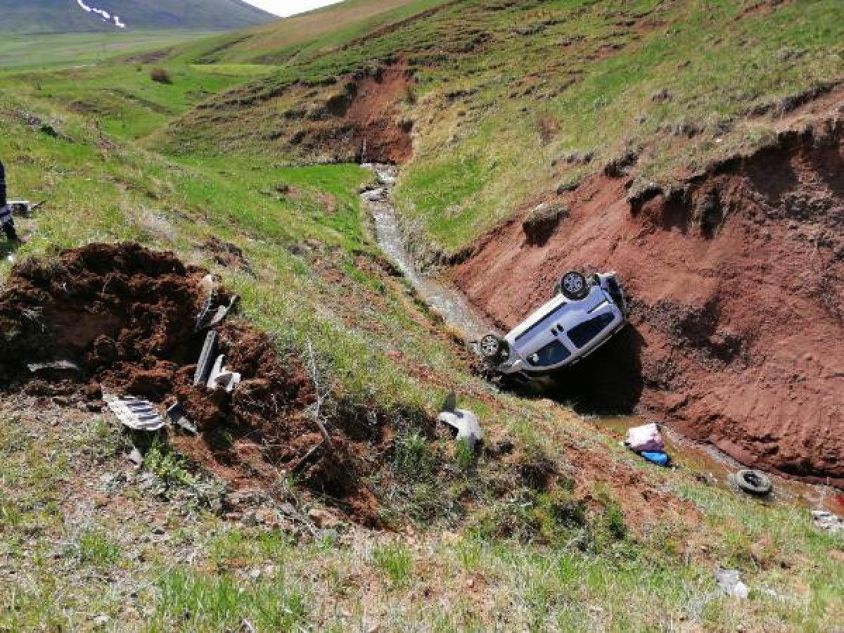 Ağrı'da, hafif ticari araç şarampole devrildi: 6 yaralı