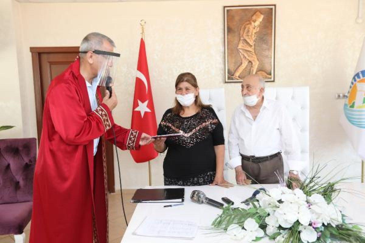 Burhan Amca, 30 yıl sonra yeniden nikah masasına oturdu