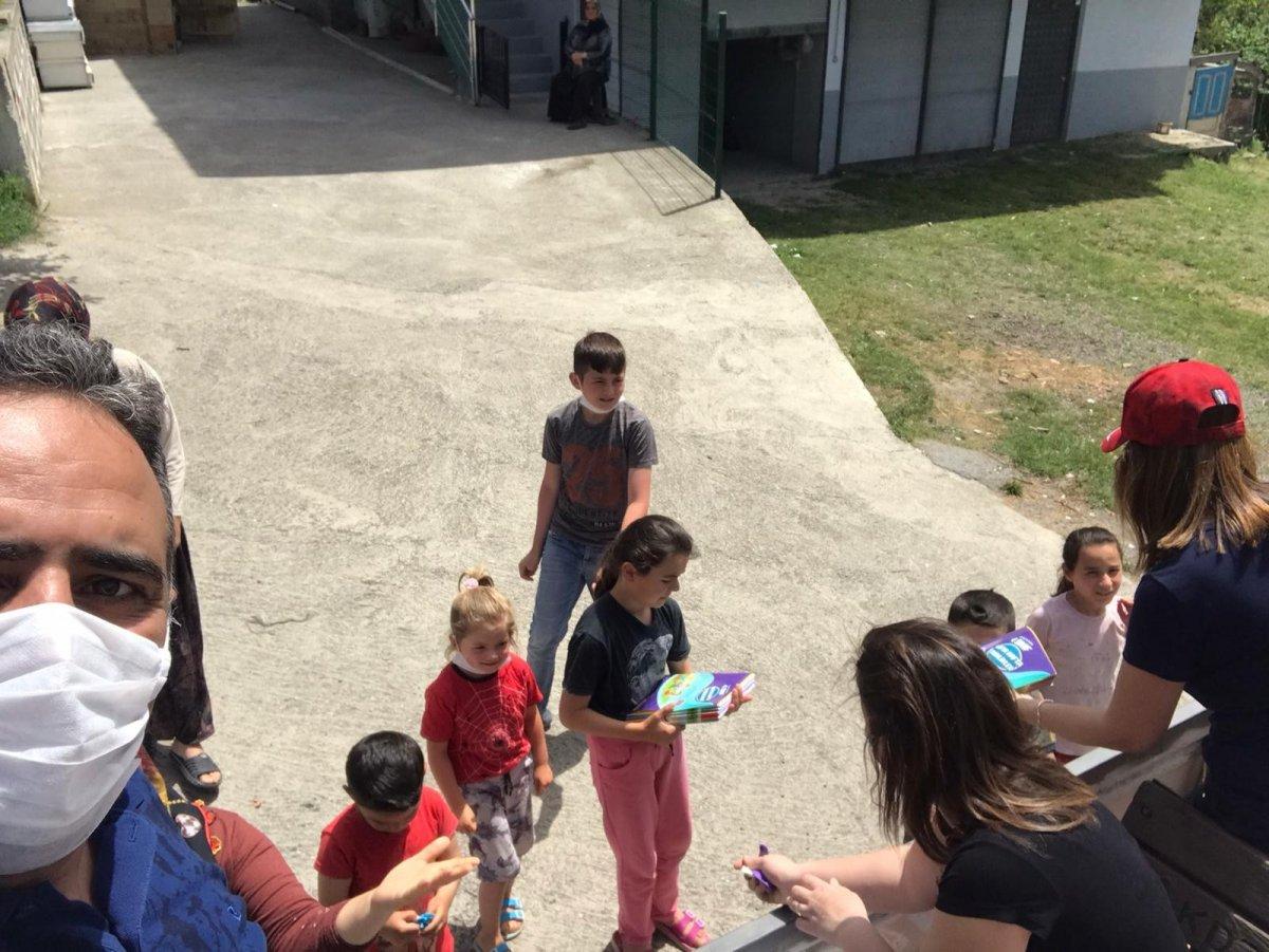 Öğretmenler kamyonetle dolaşıp öğrencilerle hasret giderdi