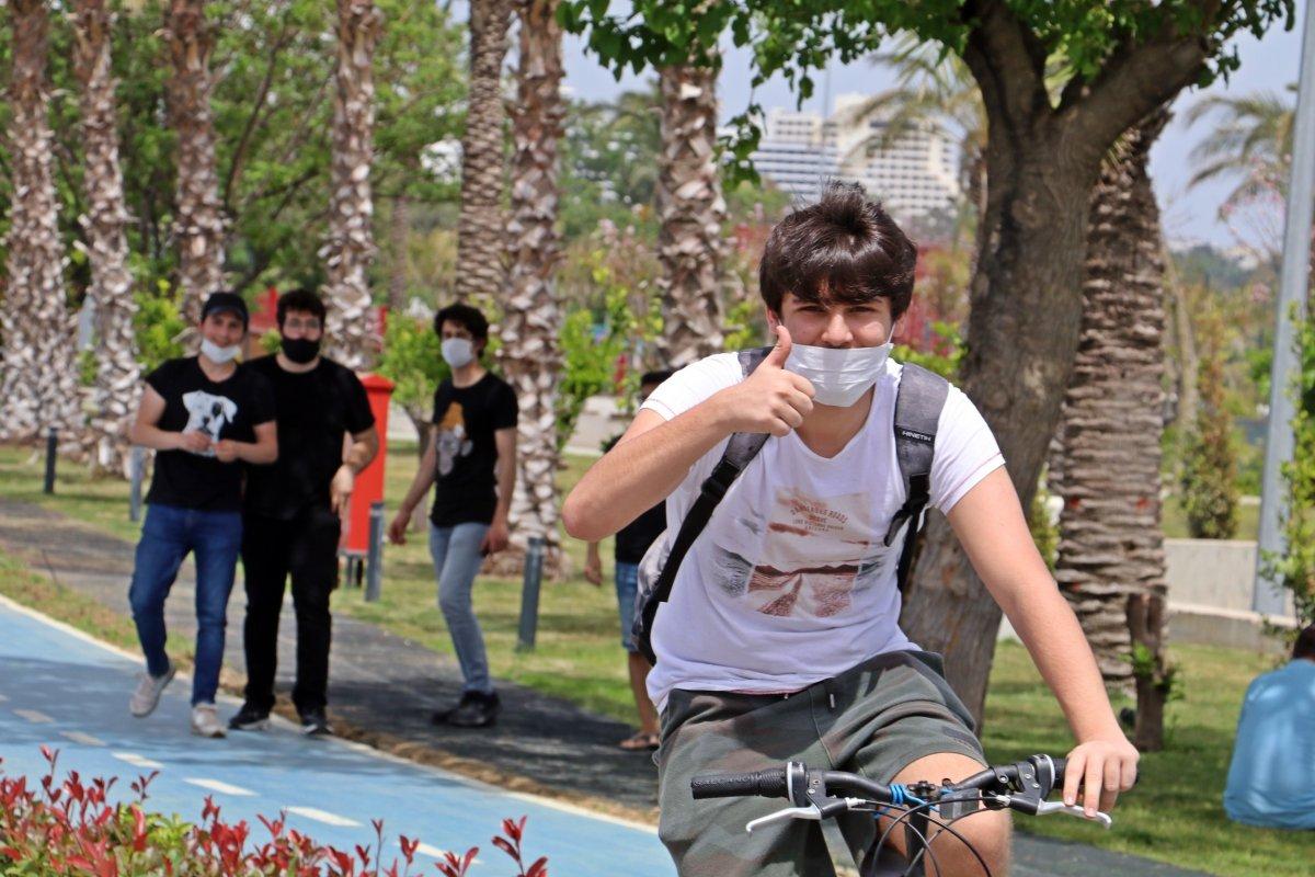 Gençler 4 saatlik izinde, soluğu ağaç gölgelerinde aldı