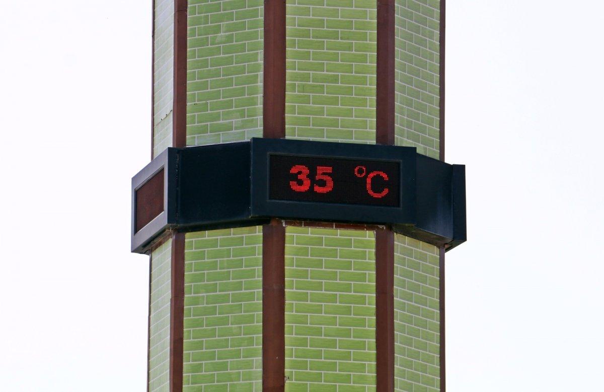 Gençler 4 saatlik izinde, soluğu ağaç gölgelerinde aldı