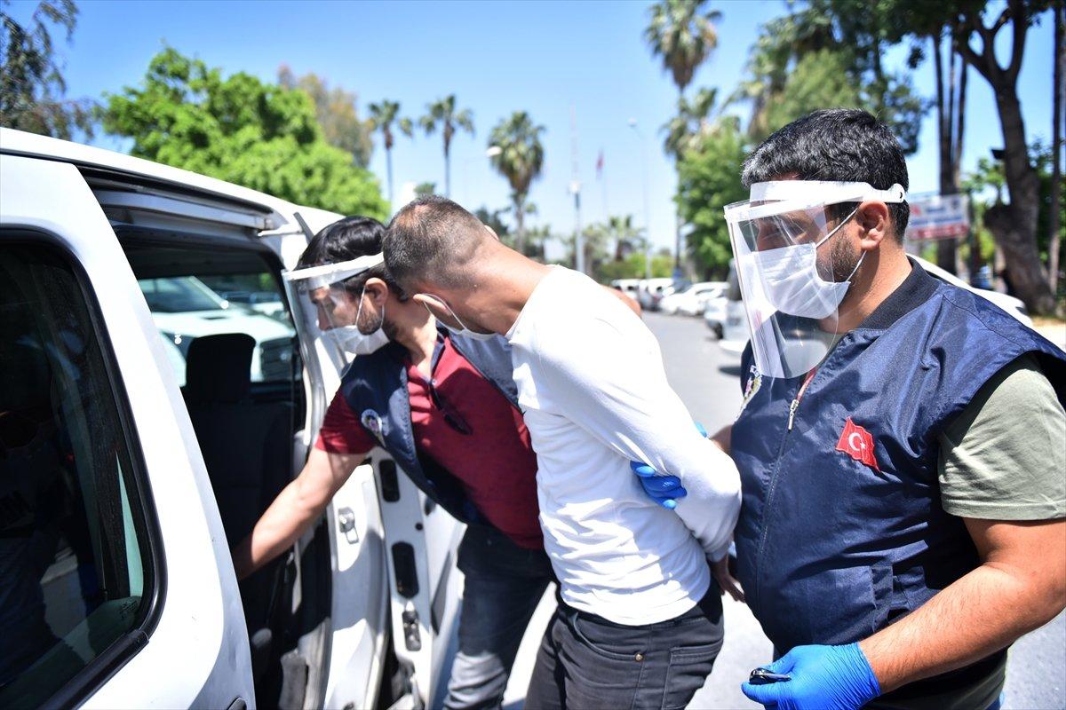 Mersin'de polis dolandırıcıyı dövmesinden tespit etti