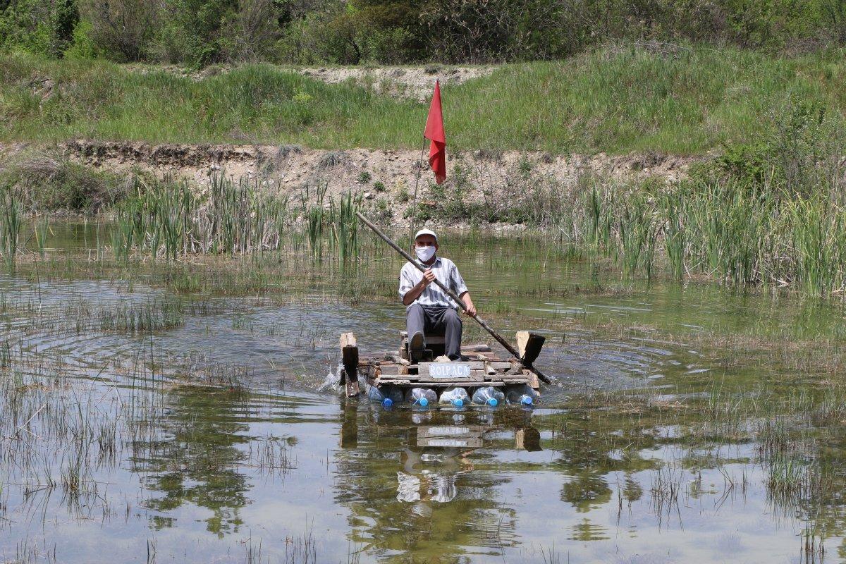 Sokağa çıkma izninde kendi yaptığı salına biniyor