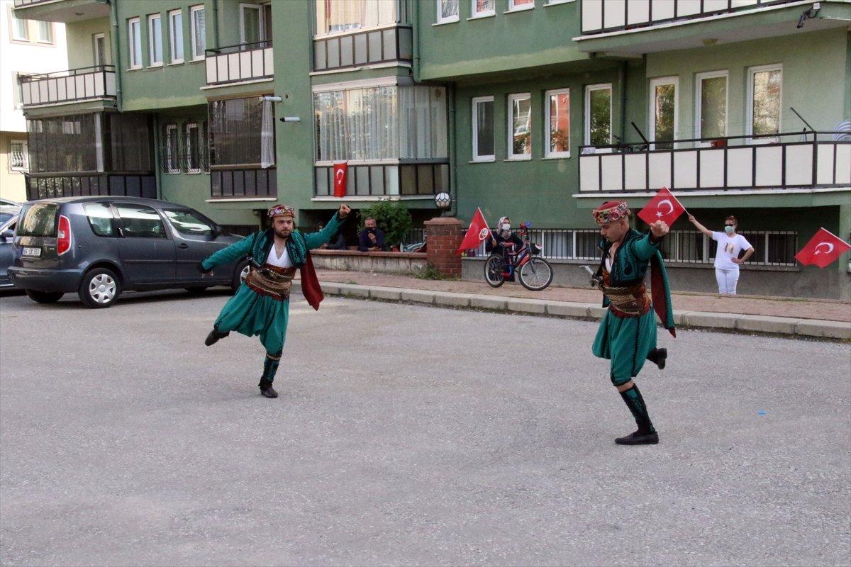 Uşaklılar balkonlarında egzersiz yaptı