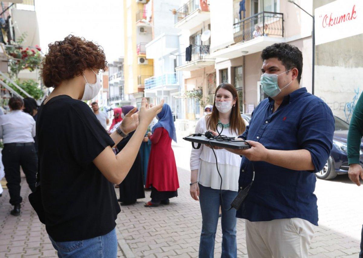 Belediye başkanı, öğrenciye bilgisayarını verdi
