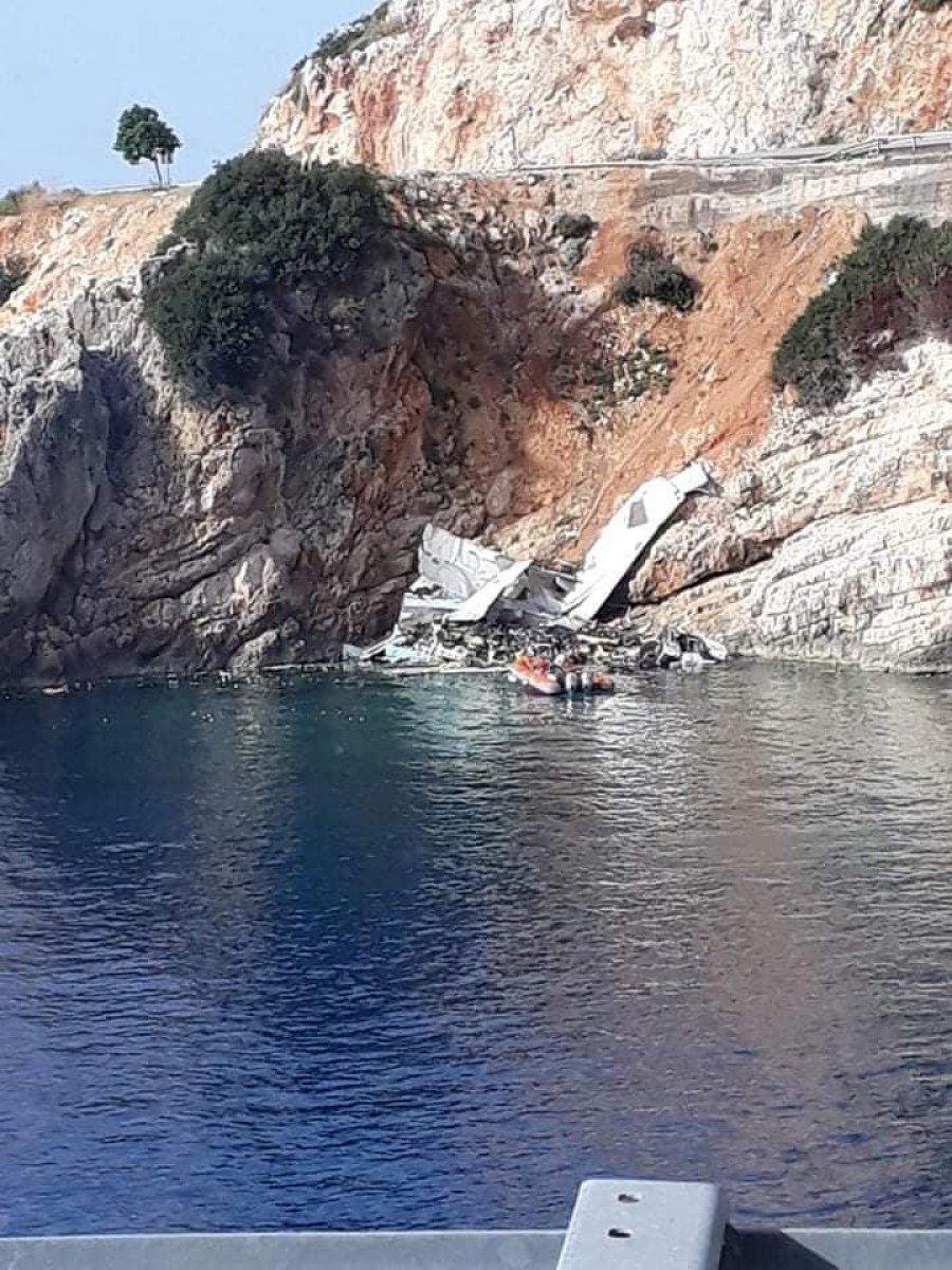 Antalya'da kontrolden çıkan tır denize uçtu