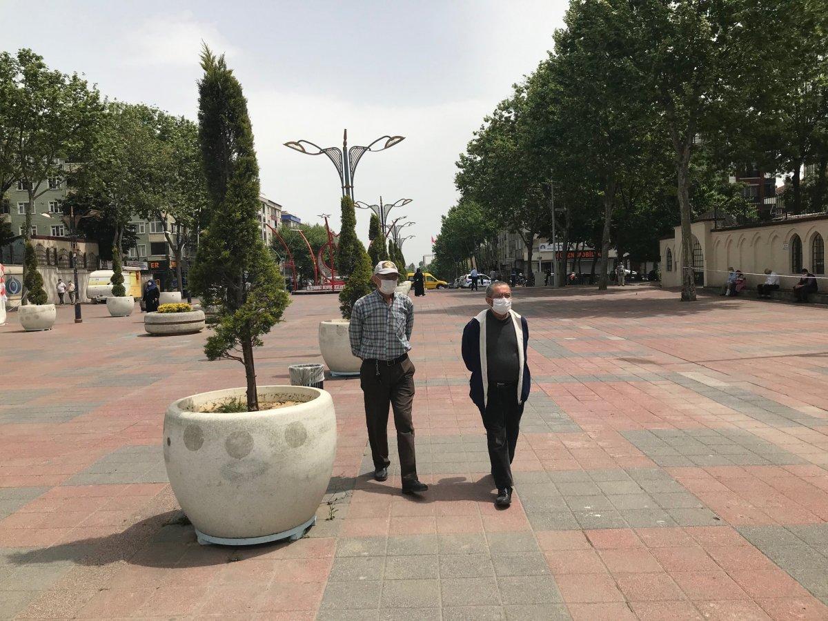 Sultangazi’de yaşlılar arasında korona tartışması