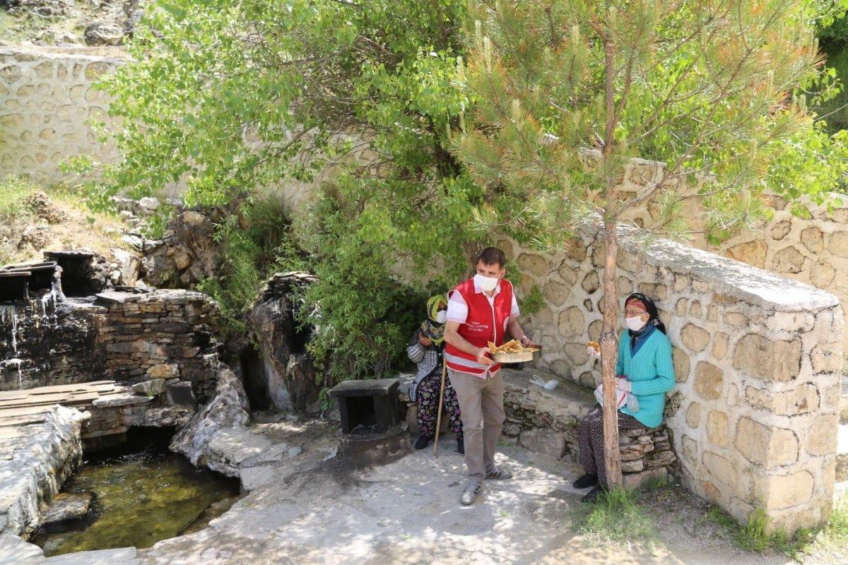 Tunceli'de yaşlılar, tur otobüsüyle Munzur Vadisi'ni gezdi