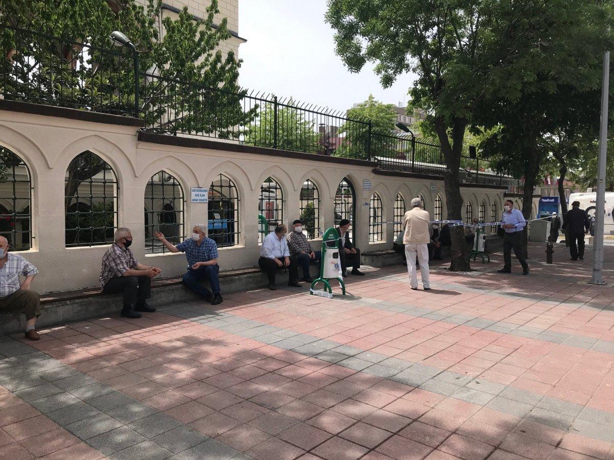 Sultangazi’de yaşlılar arasında korona tartışması