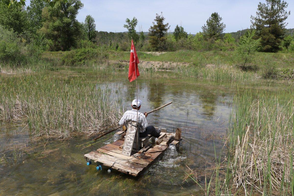 Sokağa çıkma izninde kendi yaptığı salına biniyor