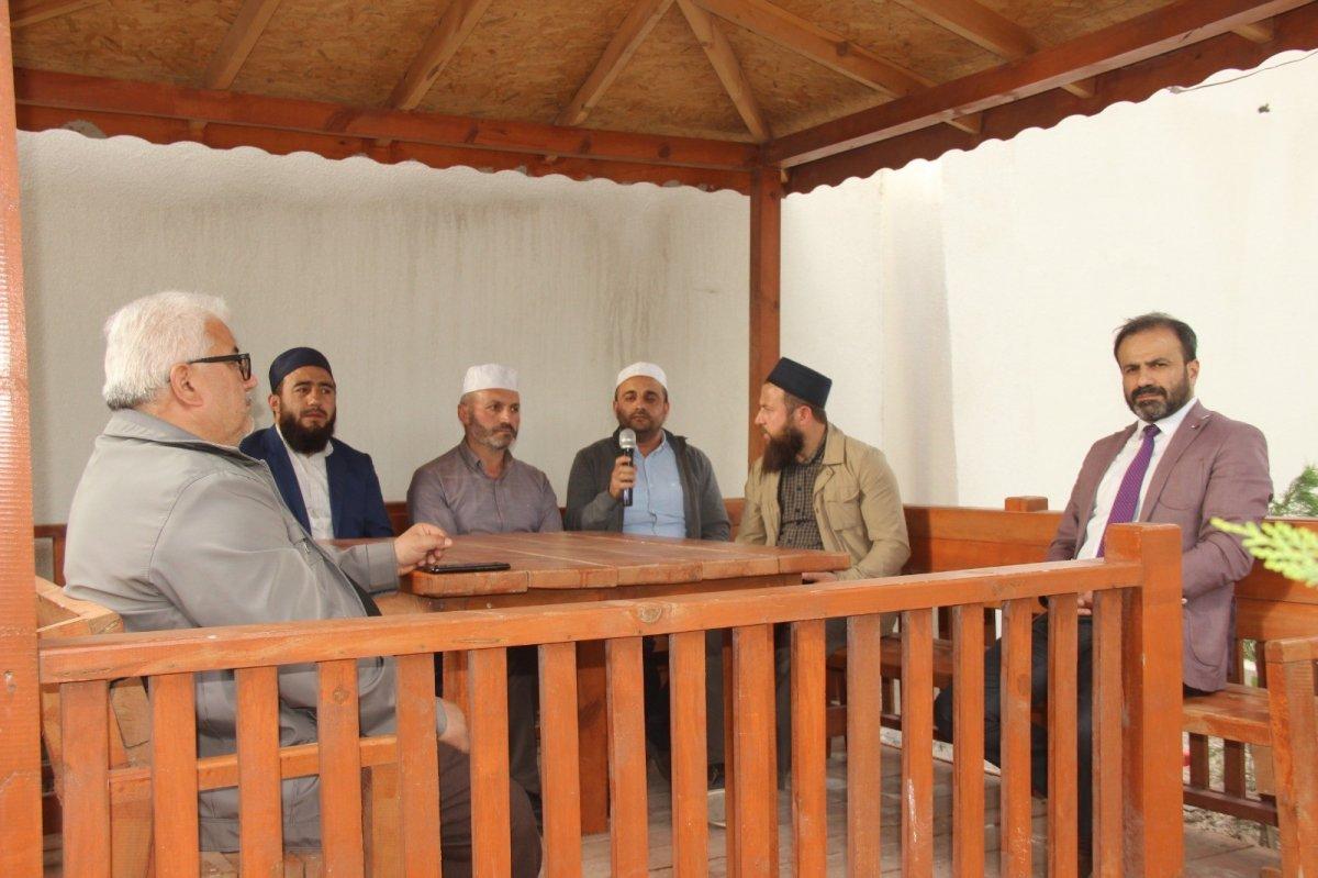 Din görevlileri cübbelerini çıkarıp kostüm giydi