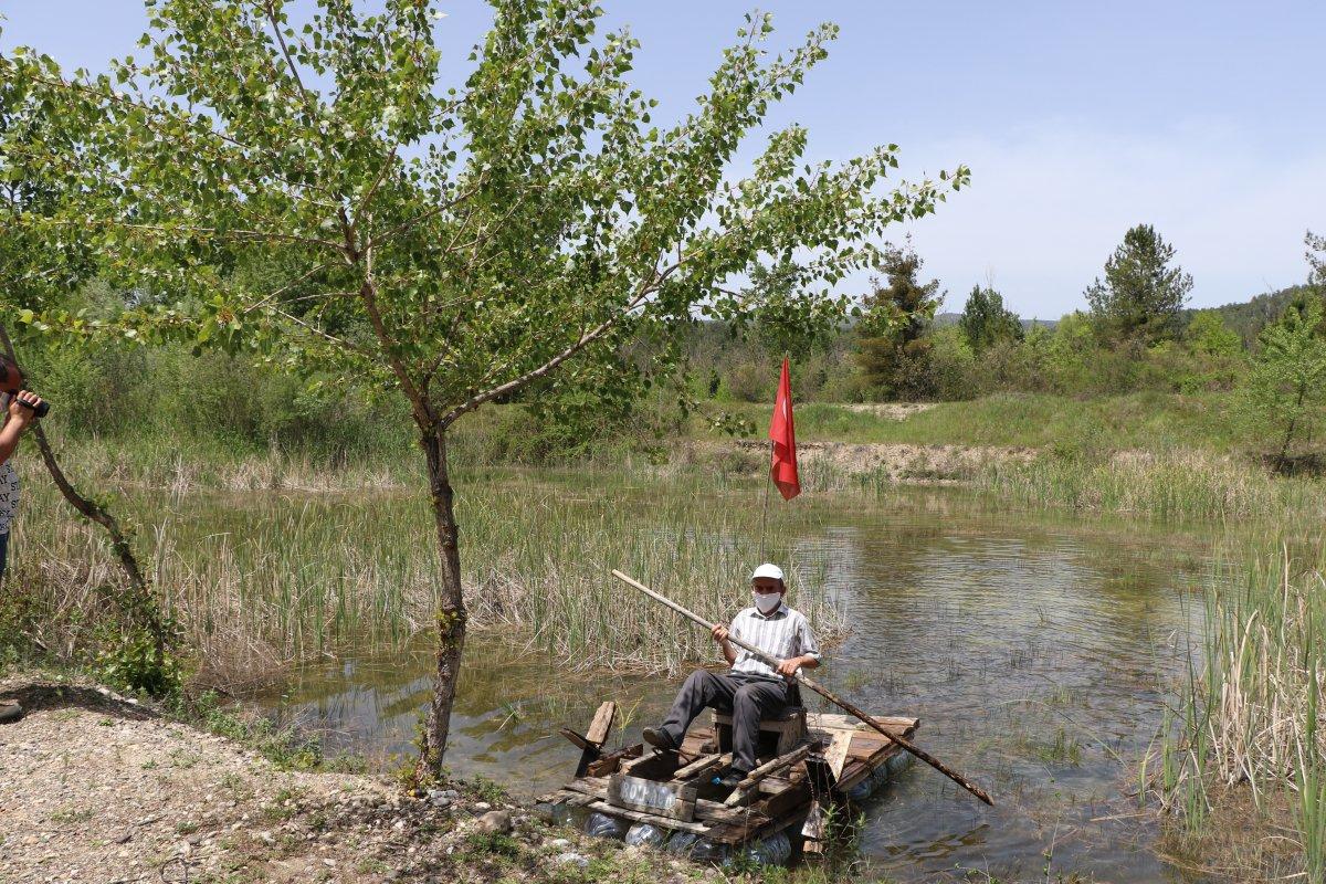 Sokağa çıkma izninde kendi yaptığı salına biniyor