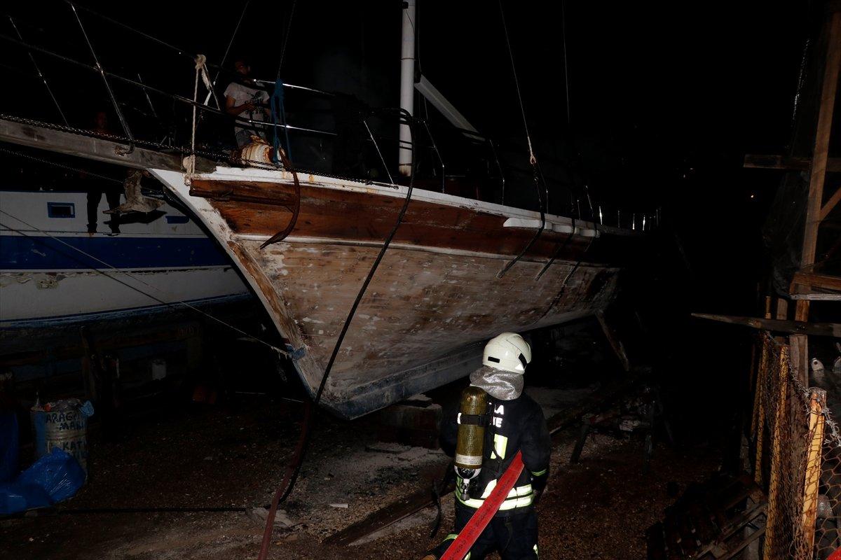 Fethiye'de gezi teknesi yandı
