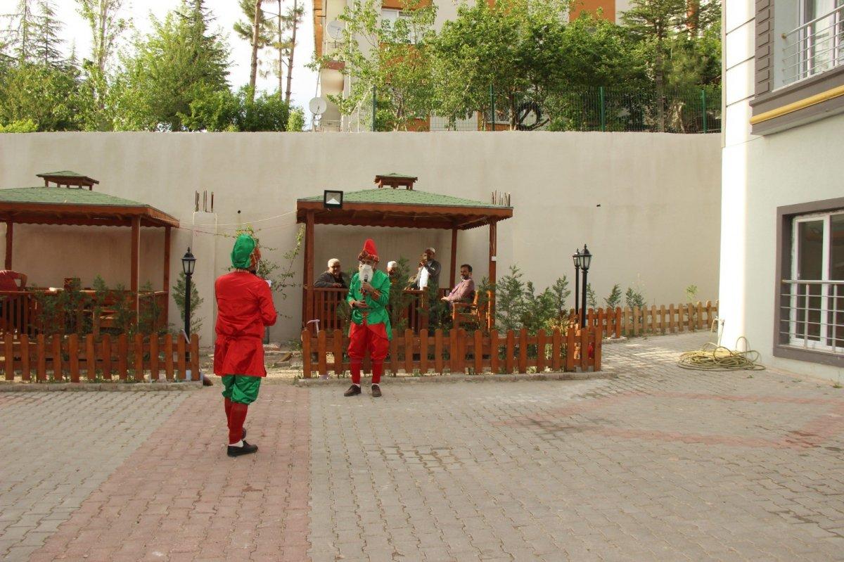 Din görevlileri cübbelerini çıkarıp kostüm giydi