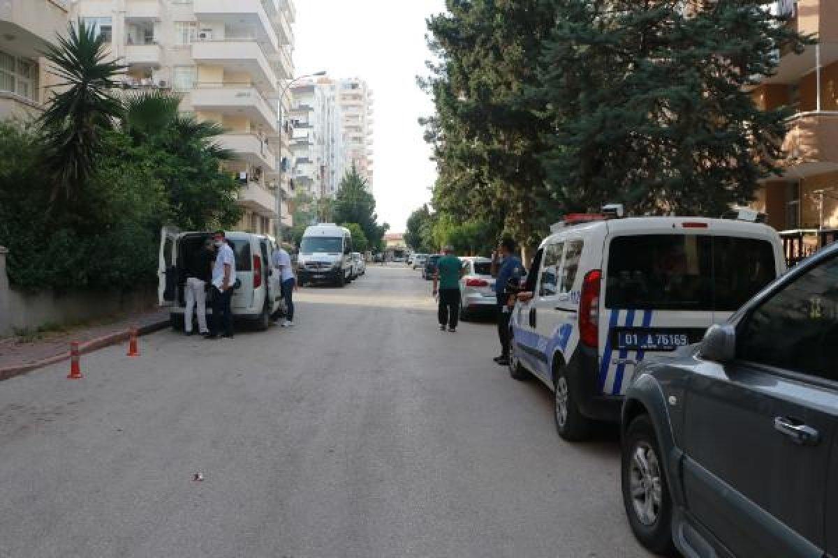 Adana'da, hemşire eşini sırtından bıçakladı