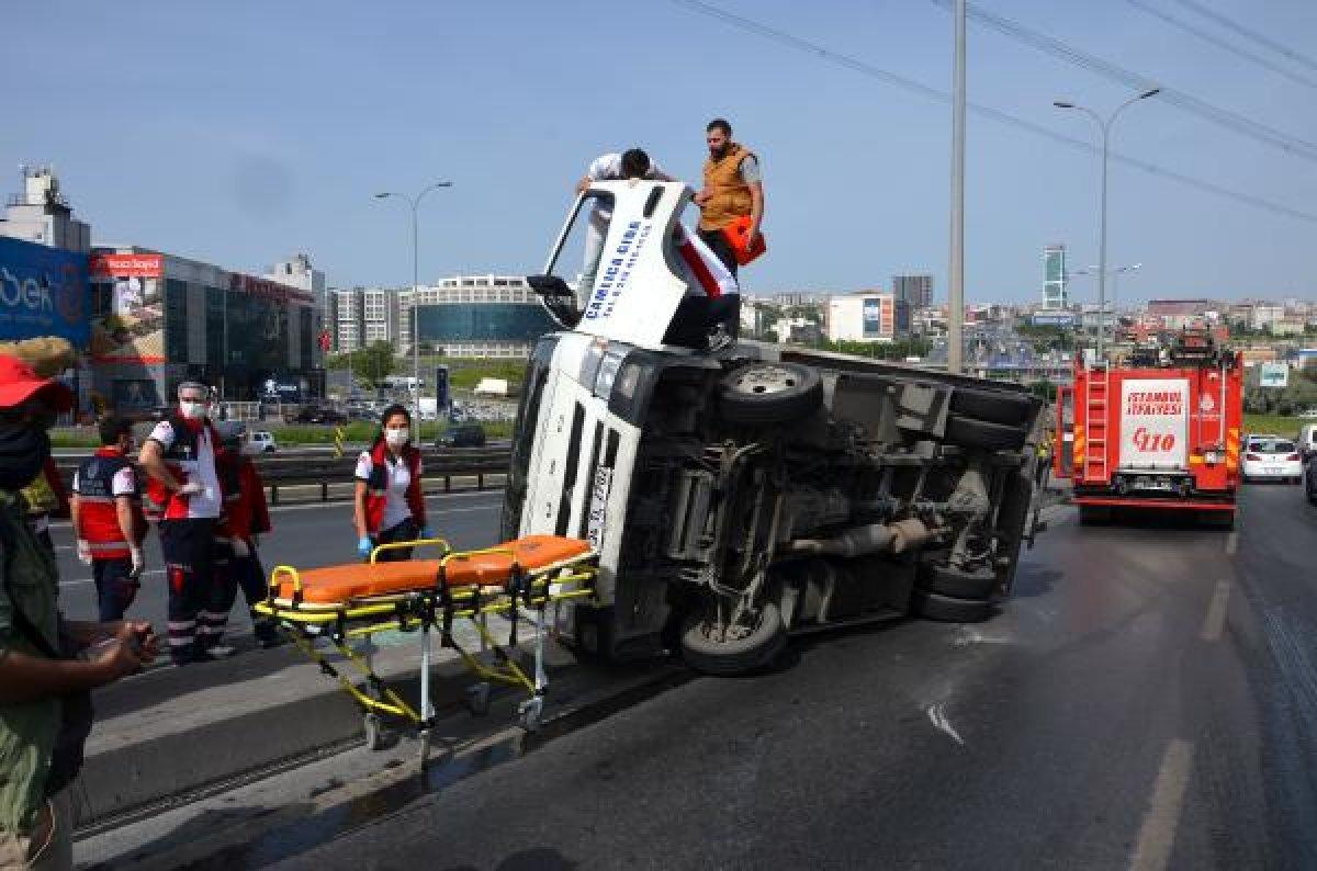 Beylikdüzü'nde kaza yapan kamyonet takla attı