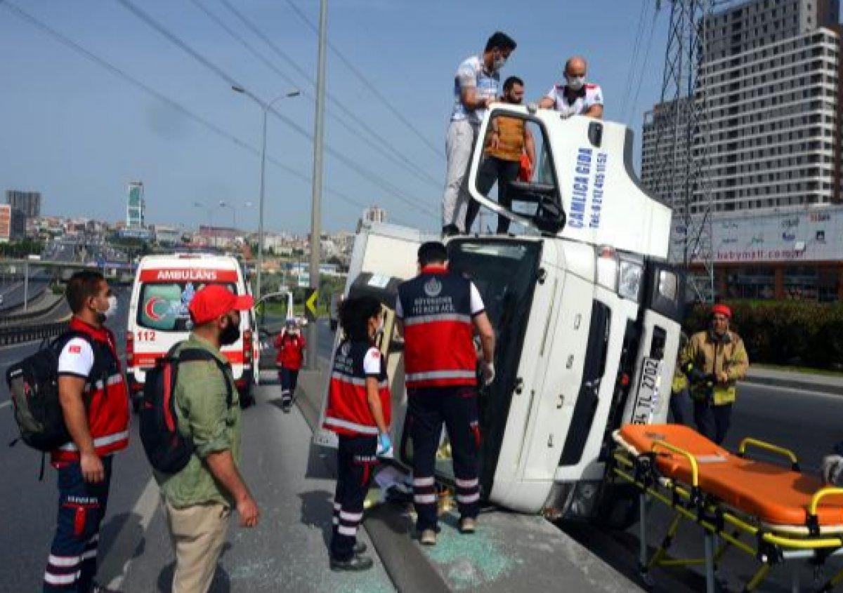 Beylikdüzü'nde kaza yapan kamyonet takla attı