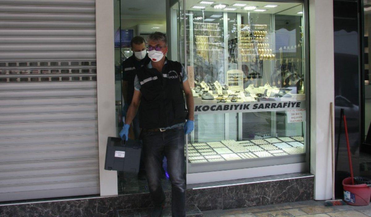 Annesi altın beğenirken çocuğu yüzük tablasını çaldı