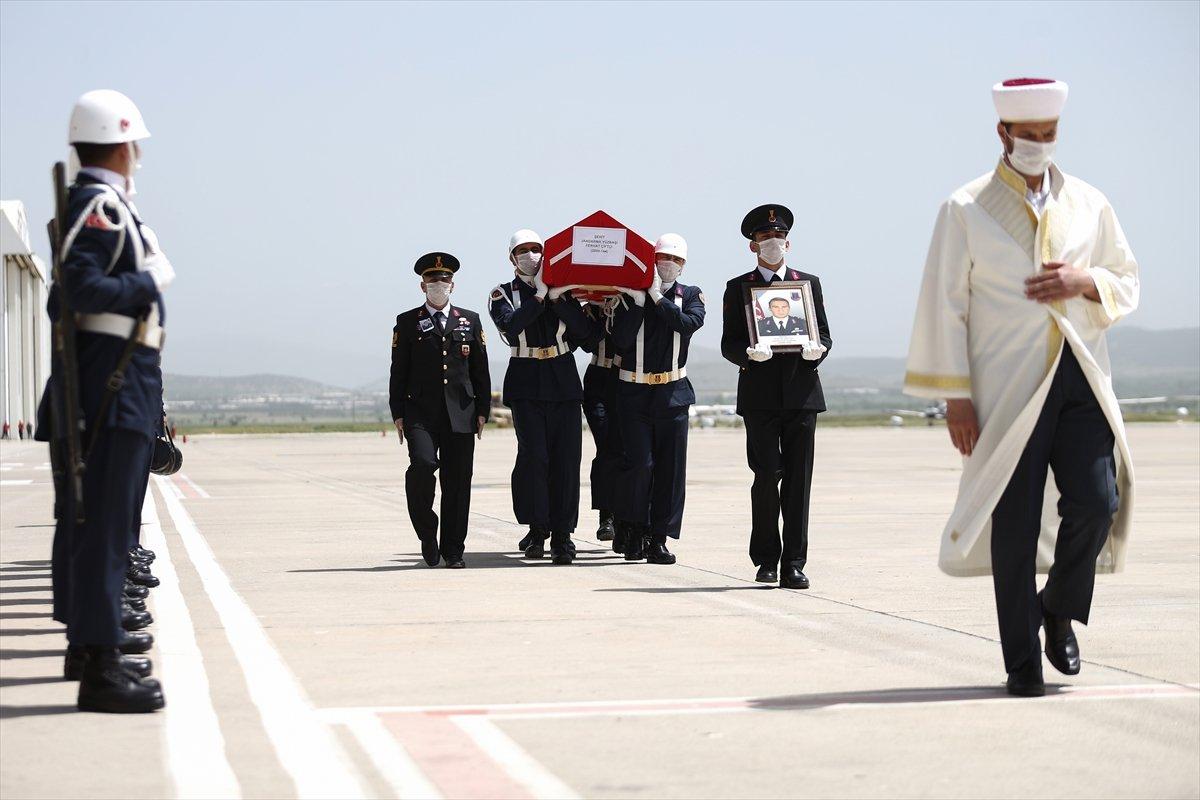 Şehit yüzbaşıya görev yaptığı Kars'ta gözyaşlarıyla veda