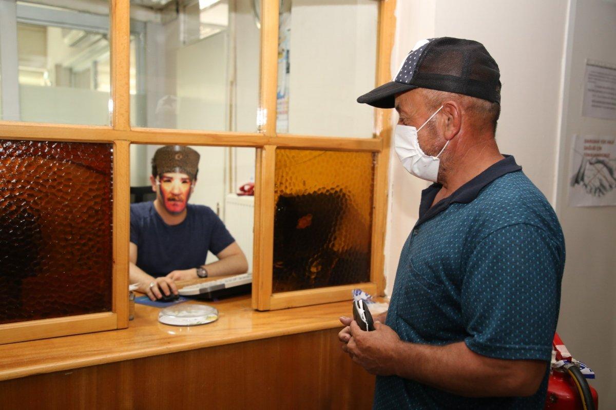 Belediye personelinden Atatürk maskeli kutlama