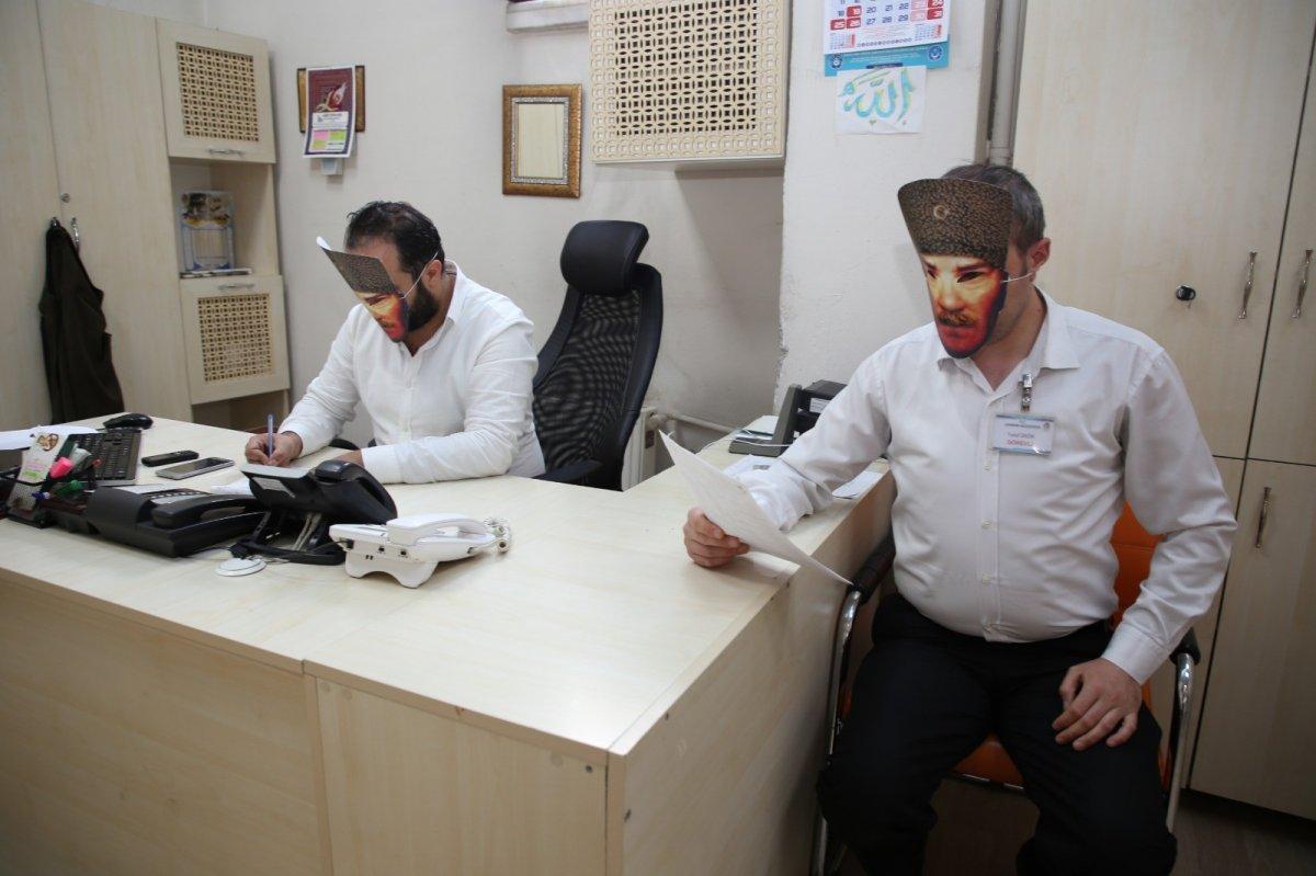 Belediye personelinden Atatürk maskeli kutlama