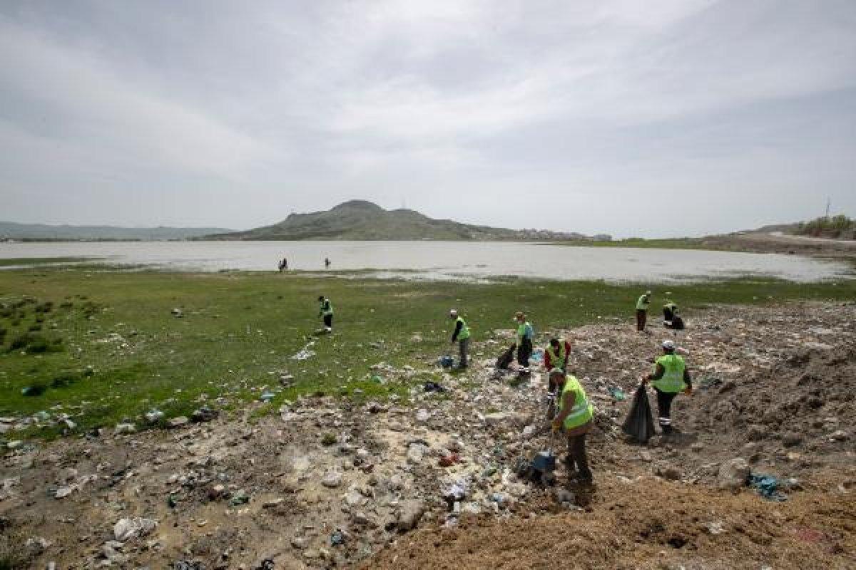 Van'da çöp toplayan temizlik işçilerinden halay