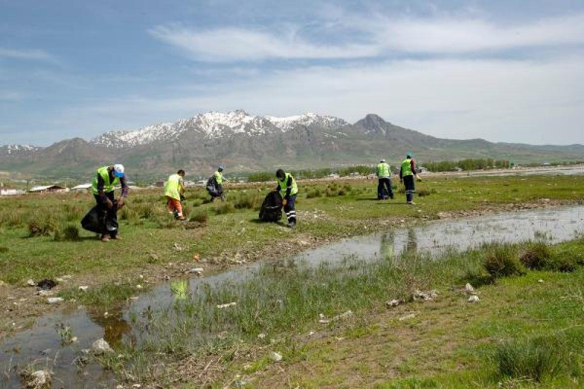 Van'da çöp toplayan temizlik işçilerinden halay