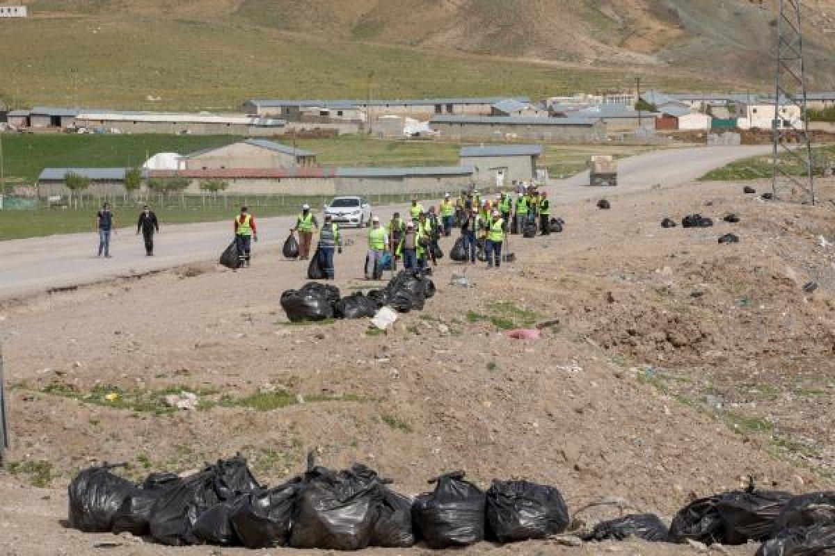 Van'da çöp toplayan temizlik işçilerinden halay