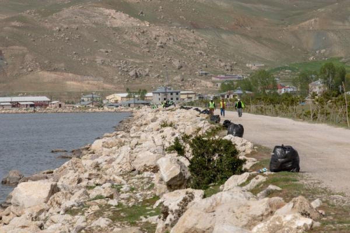 Van'da çöp toplayan temizlik işçilerinden halay