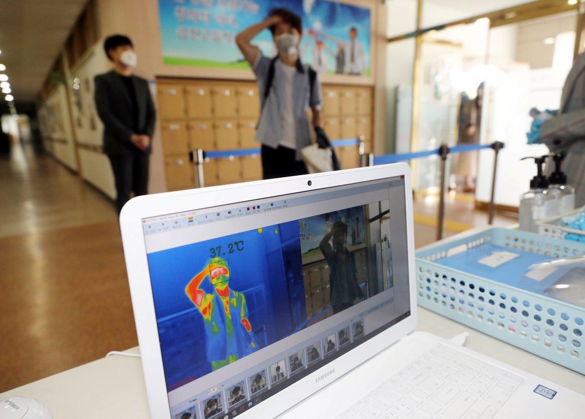 Güney Kore'de okullar kademeli olarak açılıyor