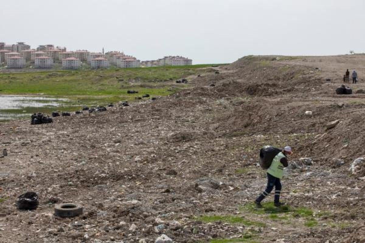 Van'da çöp toplayan temizlik işçilerinden halay