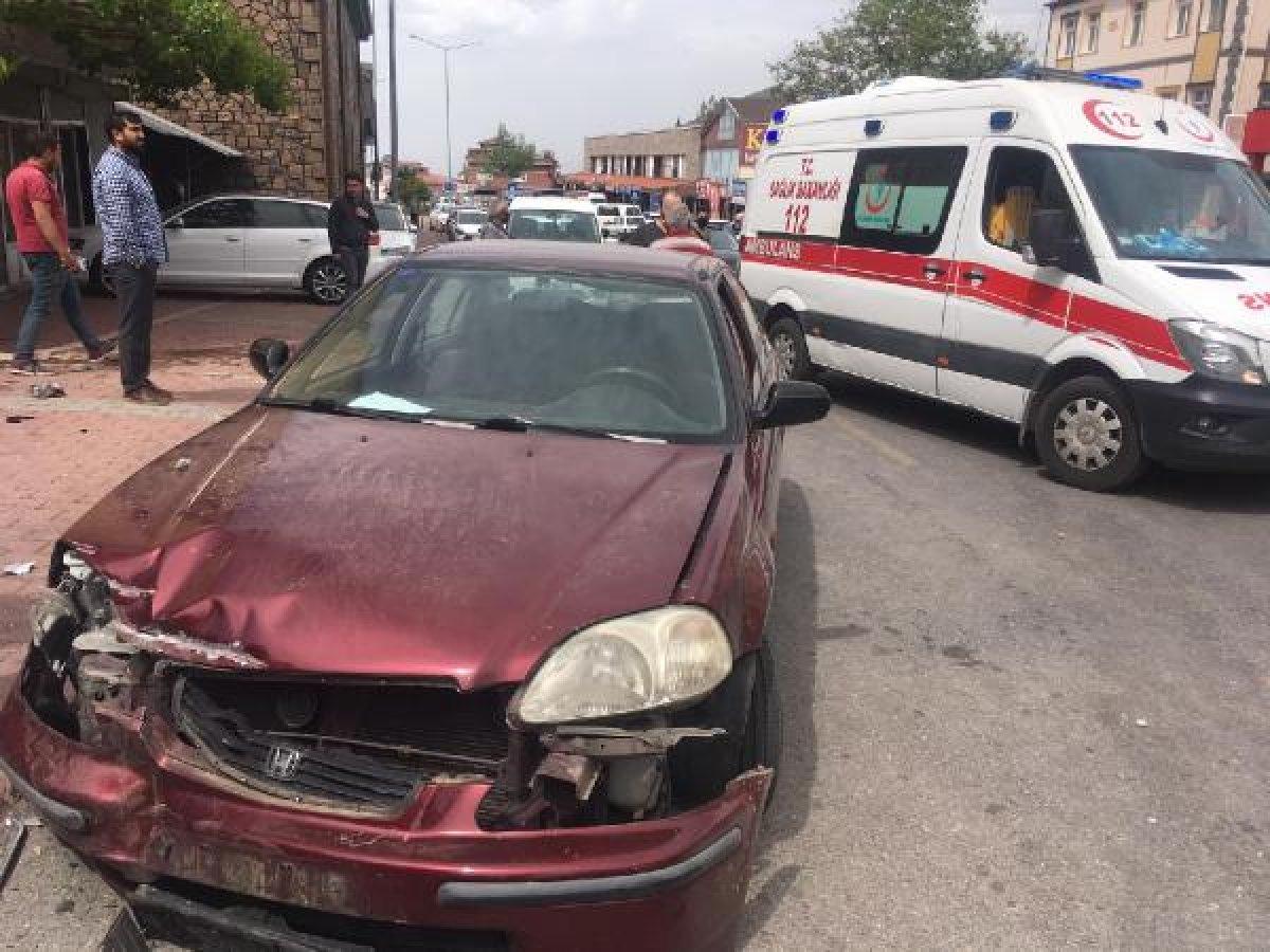 Kayseri'de freni boşalan kamyon araçlara çarptı