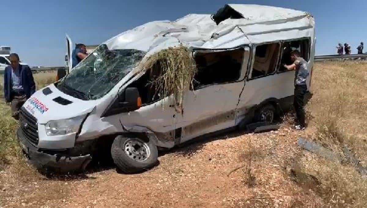 Şanlıurfa'da minibüs devrildi: 13 yaralı